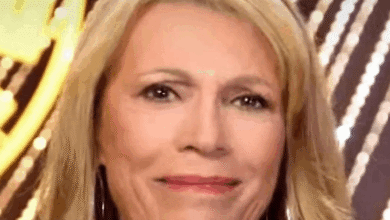Photo of Vanna White bids an emotional farewell to Pat Sajak head of his final show!!@